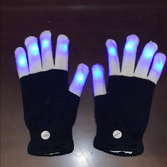 Fun color changing gloves 🧤 - Picture 5 of 5